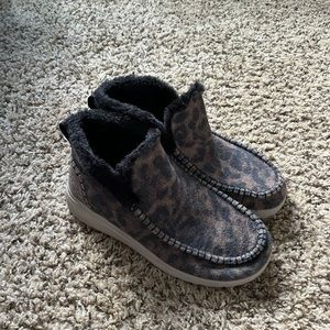 women’s size 8 Hey Dudes